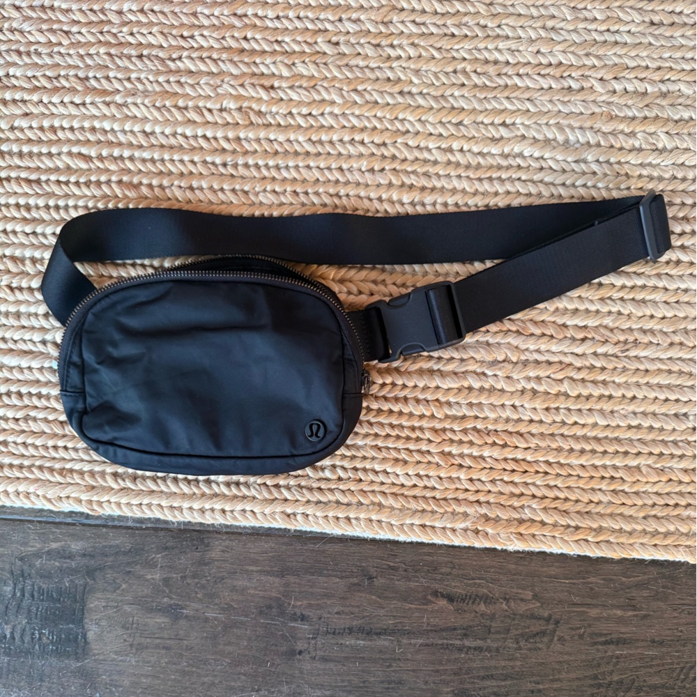lululemon everywhere belt bag, black Crossbody fanny pack